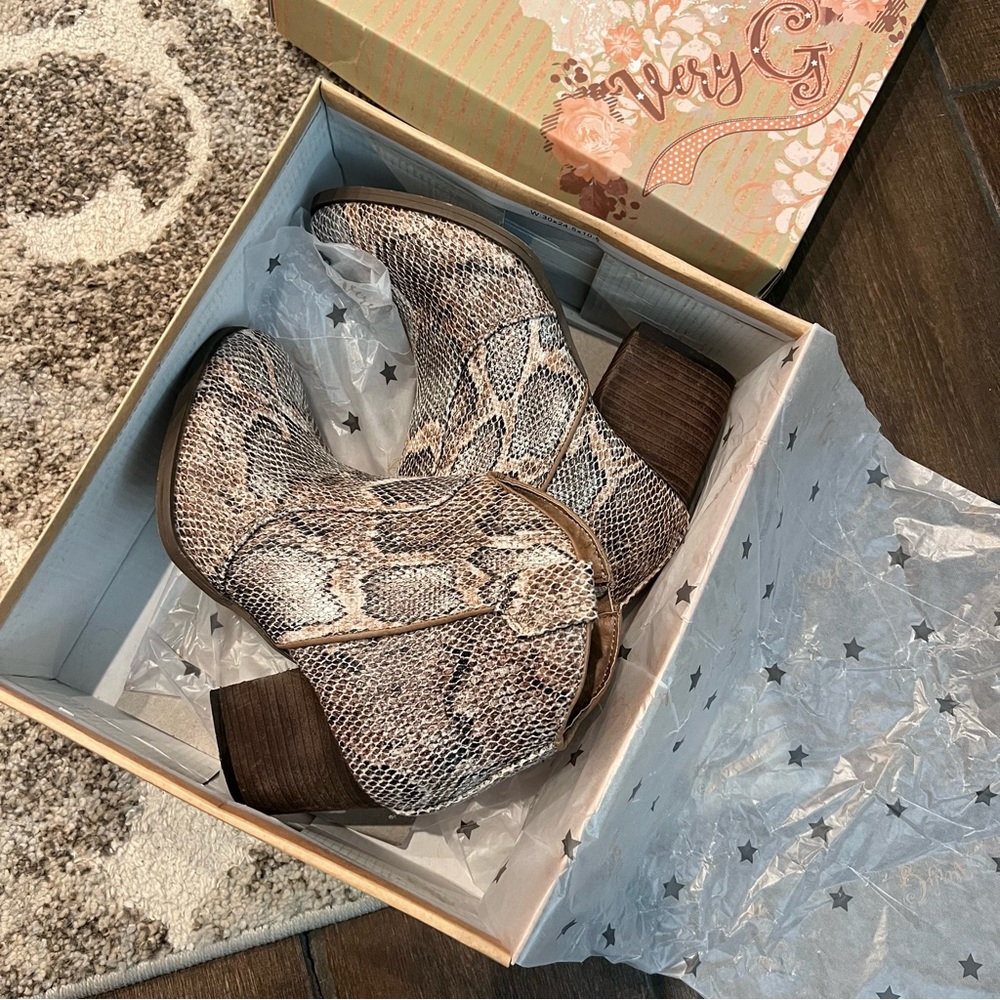 Very G irredesint snake print bootie 6